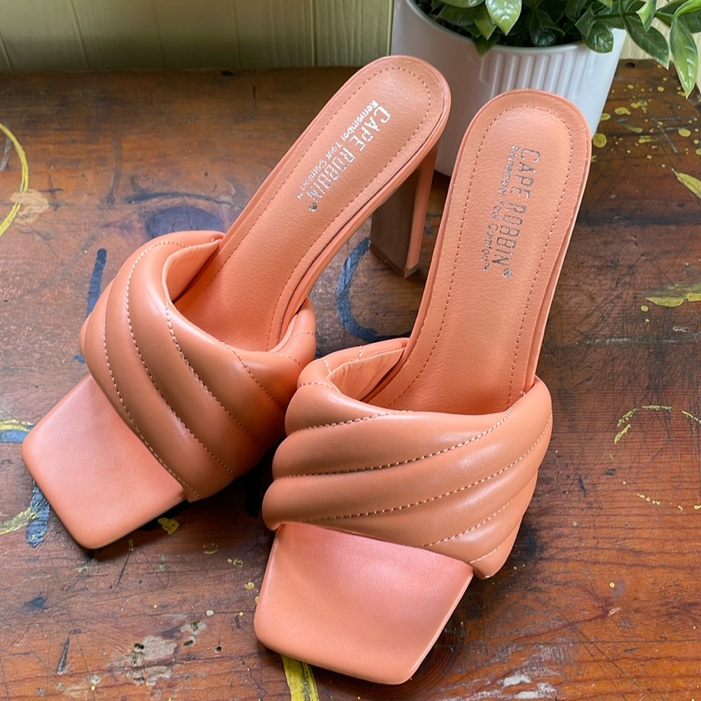 Cape Robbin heeled slides